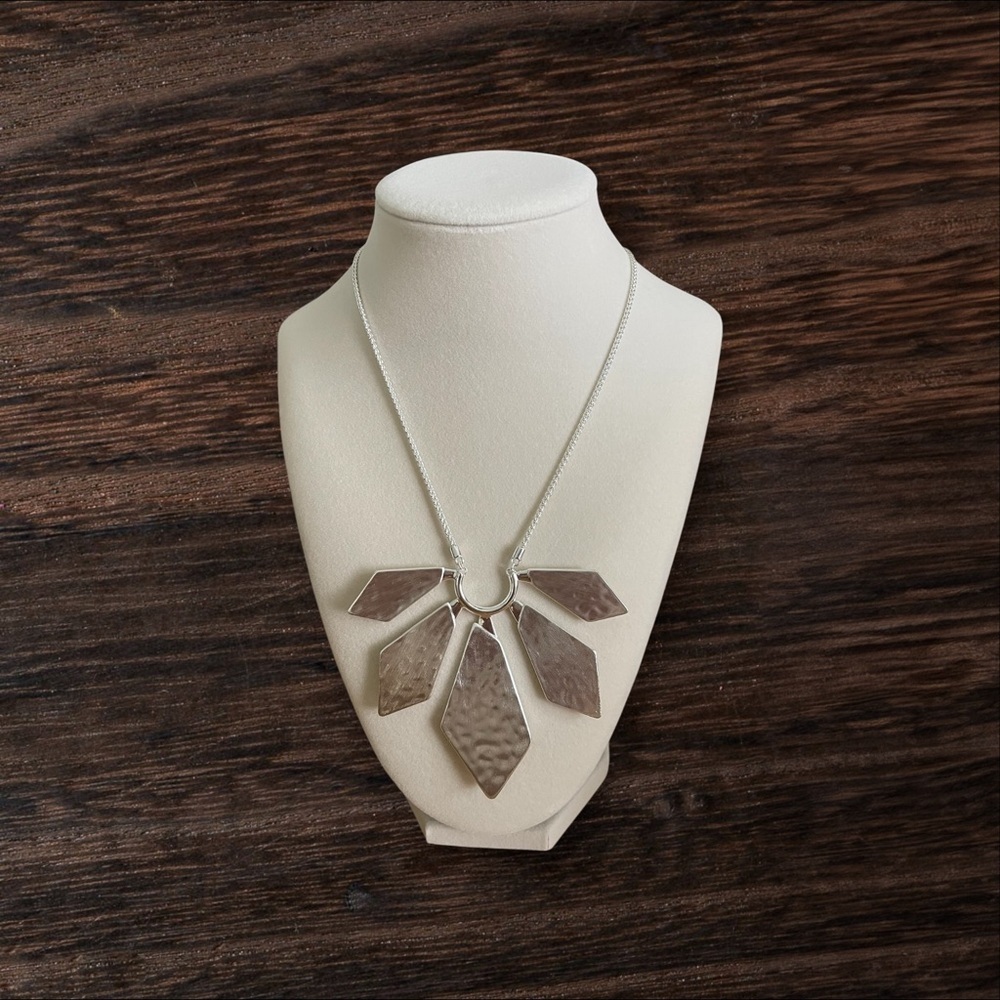NWT Kendra Scott Mari Metal Long Pendant Silver Necklace